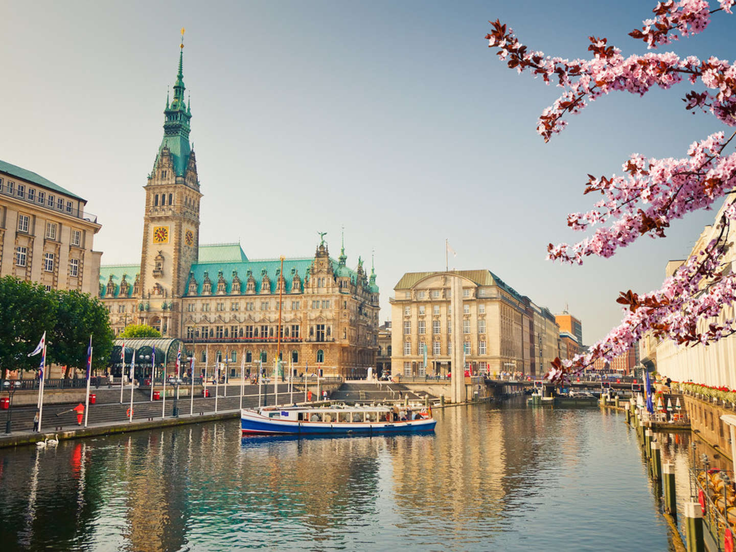 AHOI! Maritime Auszeit in Hamburg inkl. Hafenrundfahrt mitten auf der Elbe - 3 Tage 