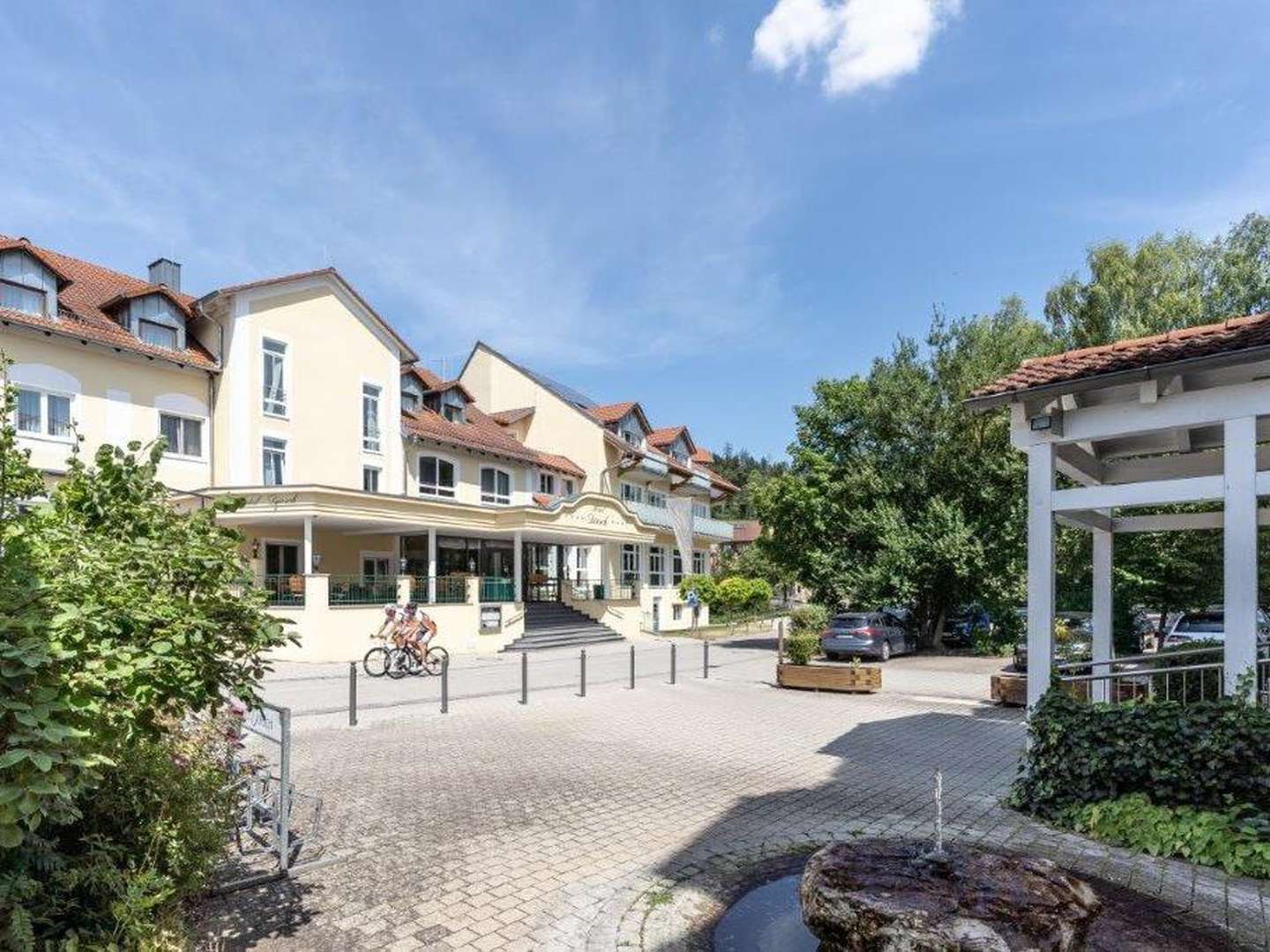 Mädels on Tour - 8 Tage inkl. VIP Shopping Einladung ins Ingolstadt Village