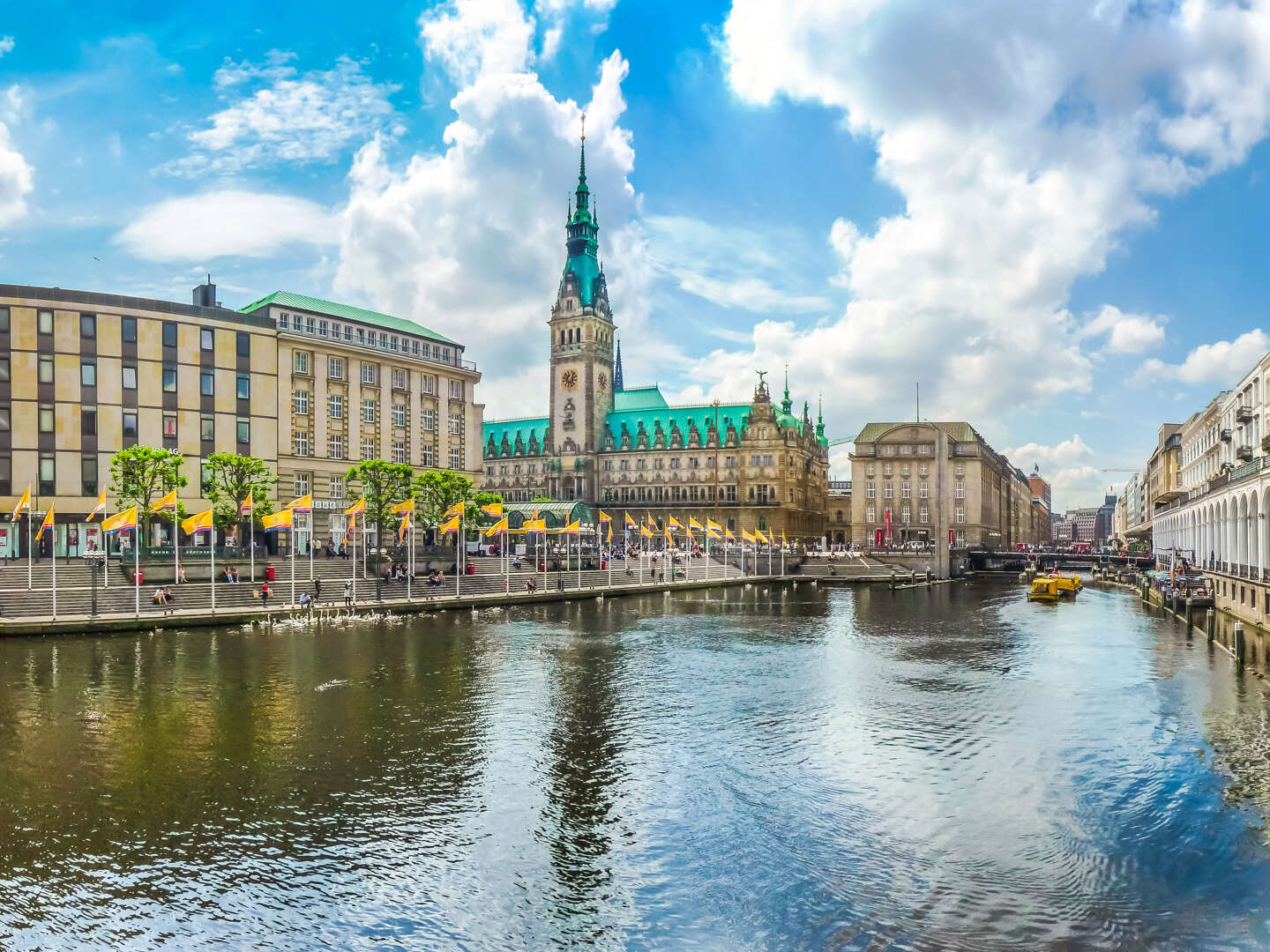 Hamburg entdecken - mit Bus, Bahn & Fähre