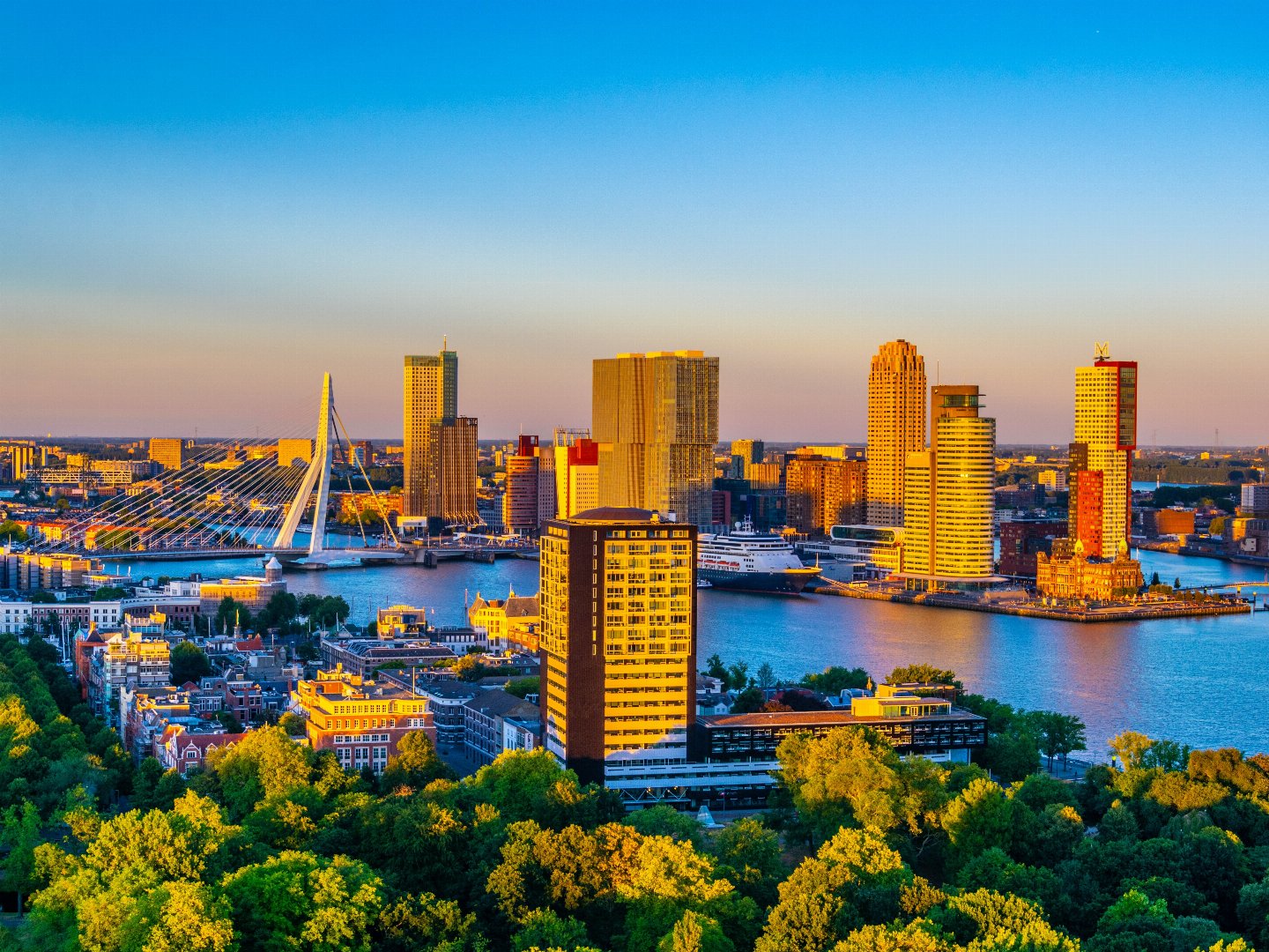 Kurzurlaub auf einem ehemaligen Kreuzfahrtschiff in Rotterdam