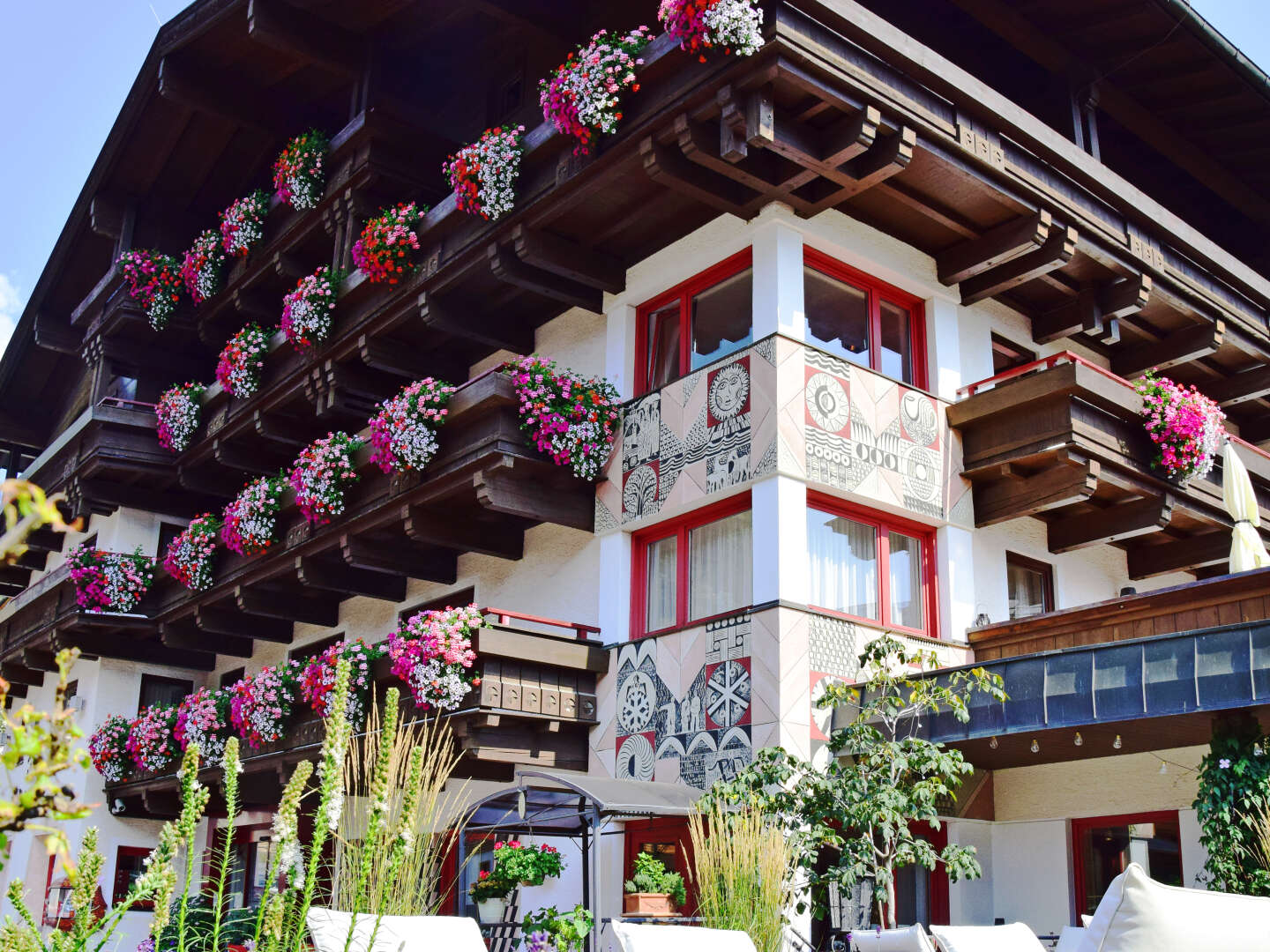 It's Snowtime - Skivergnügen in Saalbach Hinterglemm - Skipass Verkauf im Hotel