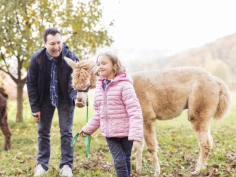 Tierisches Landerlebnis in der Steiermark – Familienurlaub mit Alpaka-Wanderung  I 3 Nächte