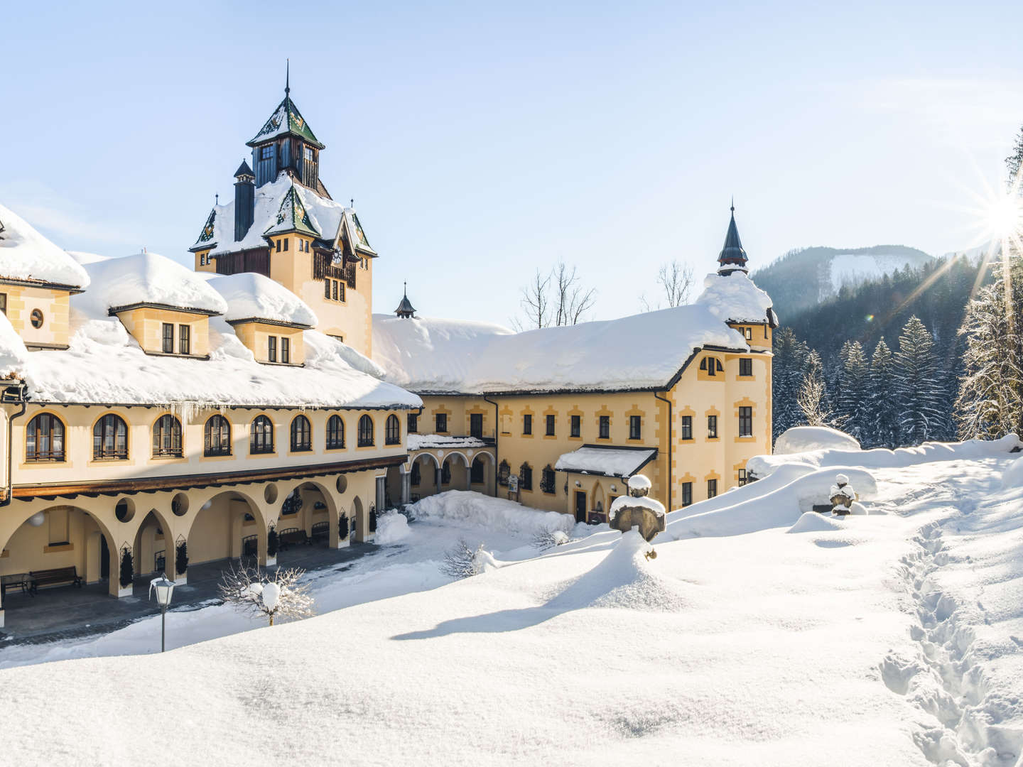 Schneeschuhgeflüster im Naturhotel Schloss Kassegg - erkunden Sie die wunderschöne Landschaft 