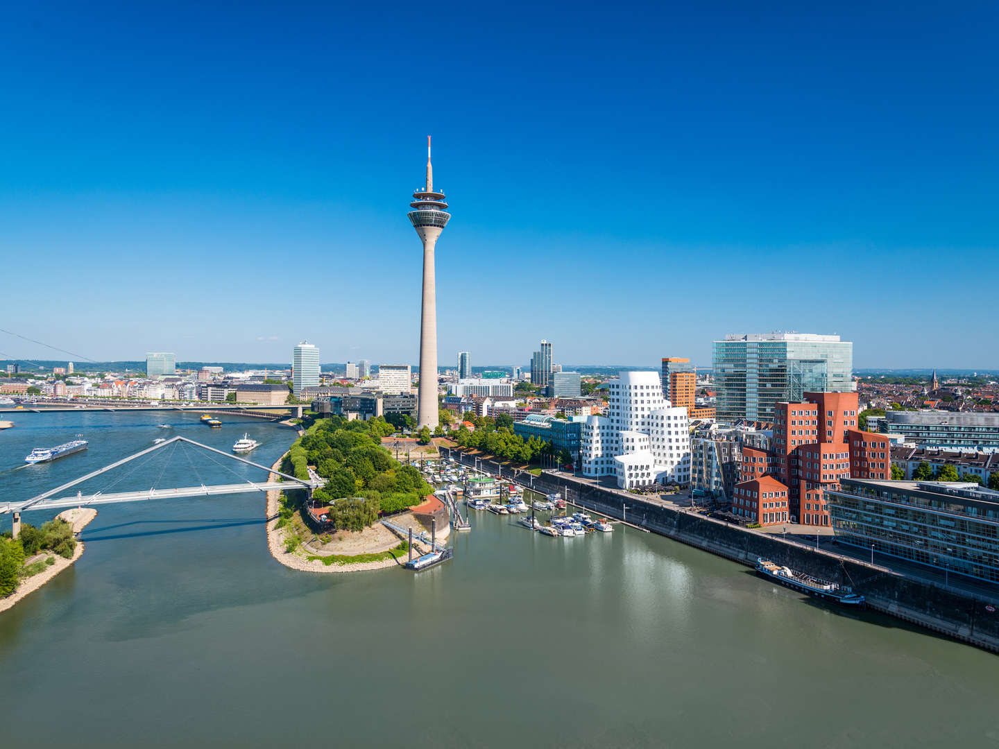 Last Minute Kurzurlaub in Düsseldorf am Rheinufer | 2 Tage