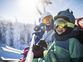 Last Minute ins JUFA Hotel Laterns – Skiurlaub mit Skiticket zum Schnäppchenpreis I 4 Nächte 