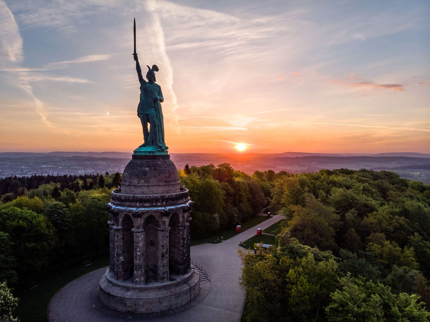 Adlerwarte in Detmold: Unvergessliche Tage im Teutoburger Wald mit Detmolder Schloss und Adlerwarte